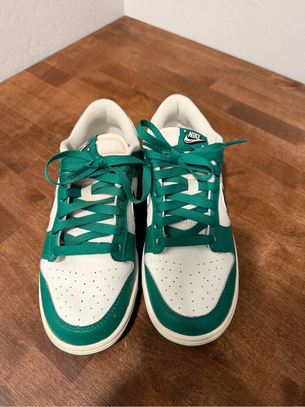 Nike Dunk Low-Top Sneakers in Green/White (6 M/ 8 W)
